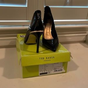 Ted Baker London blk patent heels